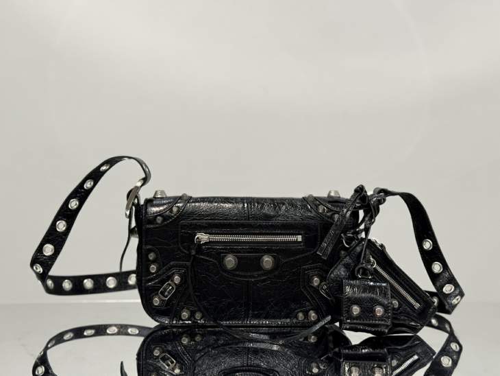 Picture of Balenciaga Handbags _SKUfw205459890fw